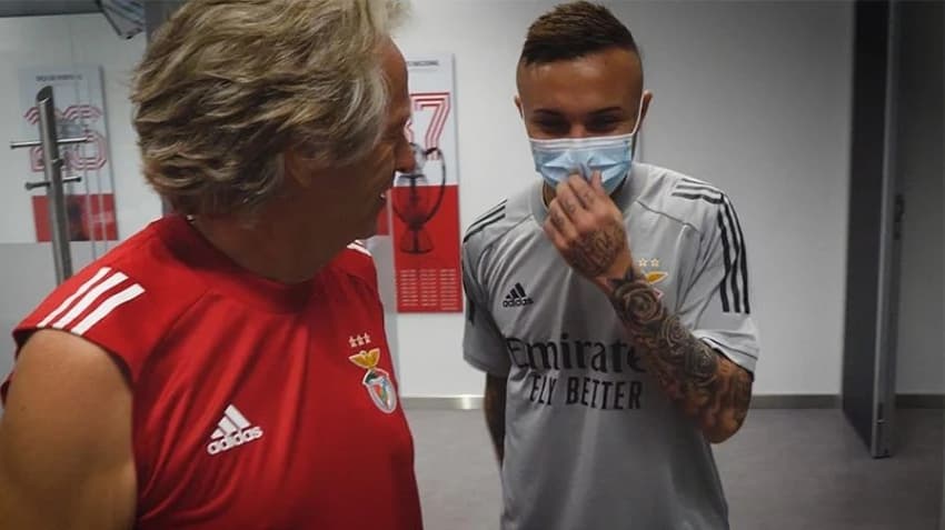 Cebolinha ao lado de Jorge Jesus no Benfica