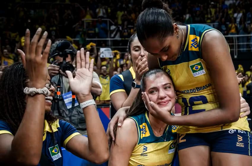 Julia Kudiess se emociona após vitória sobre a Sérvia — Foto: Divulgação/FIVB