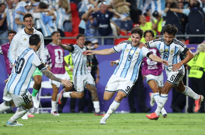 Júlian Álvarez celebra gol da classificação da Argentina contra a Suíça