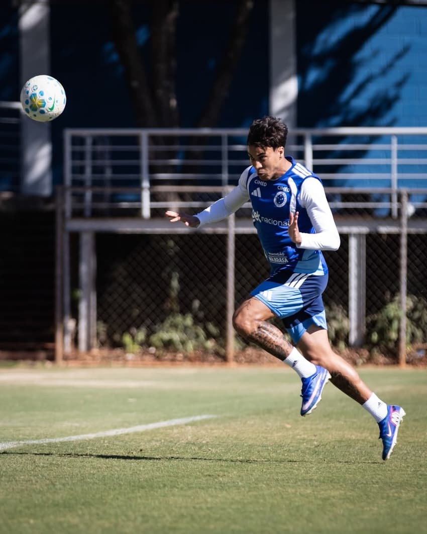 Kaio Jorge faz treinamento na Toca da Raposa II