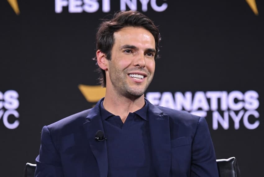 Kaká discursando durante painel