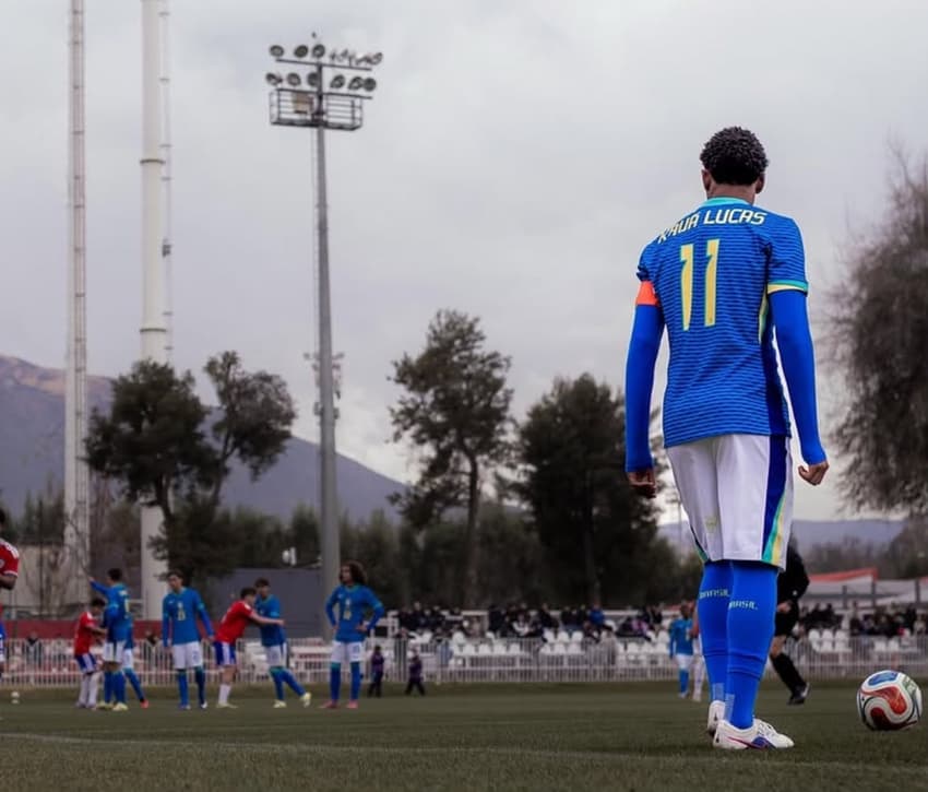 Kauã Pavuna em partida pela Seleção Brasileira Sub-15