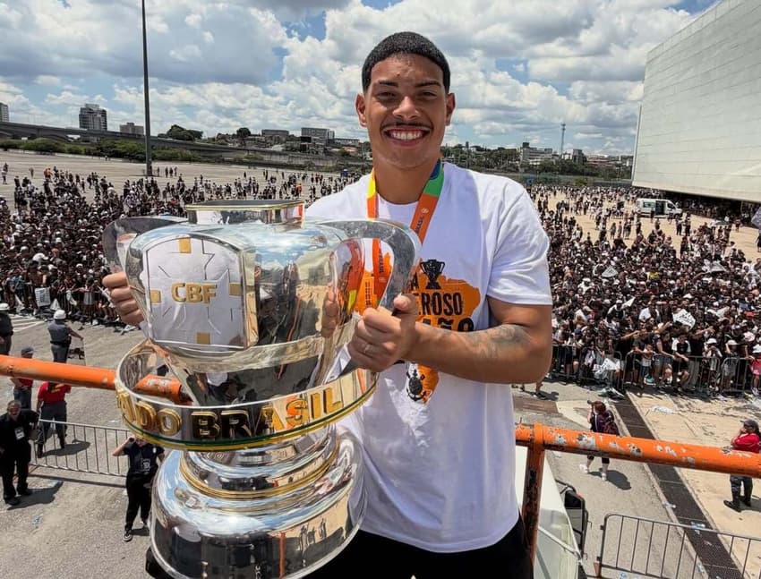 Goleiro Kauê com a camisa do Corinthians