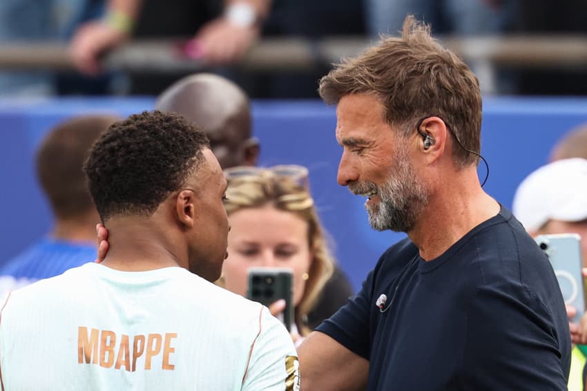 Mbappé cumprimenta Klopp