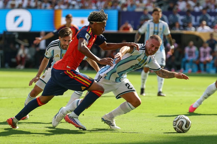 Lamine Yamal tenta levar a Espanha ao ataque