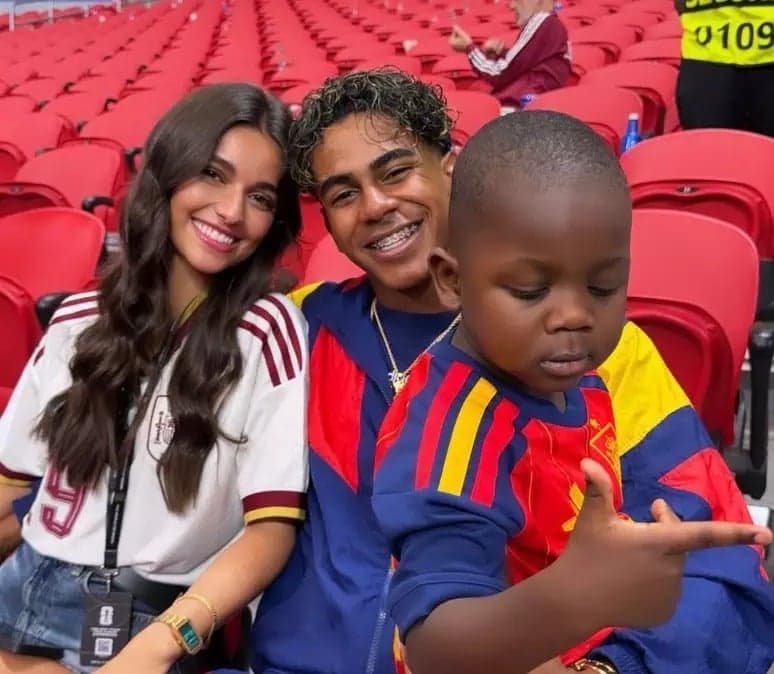 Keyne e Lamine Yamal durante jogo da Espanha