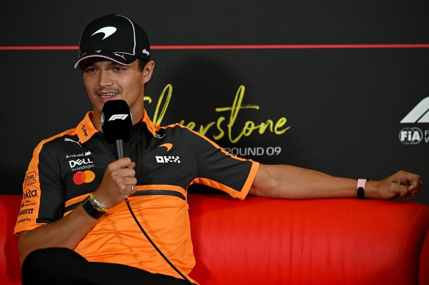 O piloto britânico da McLaren, Lando Norris, participa de uma coletiva de imprensa antes do Grande Prêmio da Grã-Bretanha de Fórmula 1, no circuito de Silverstone, em Silverstone, no centro da Inglaterra