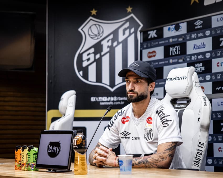 Lautaro Díaz com a camisa do Santos durante apresentação