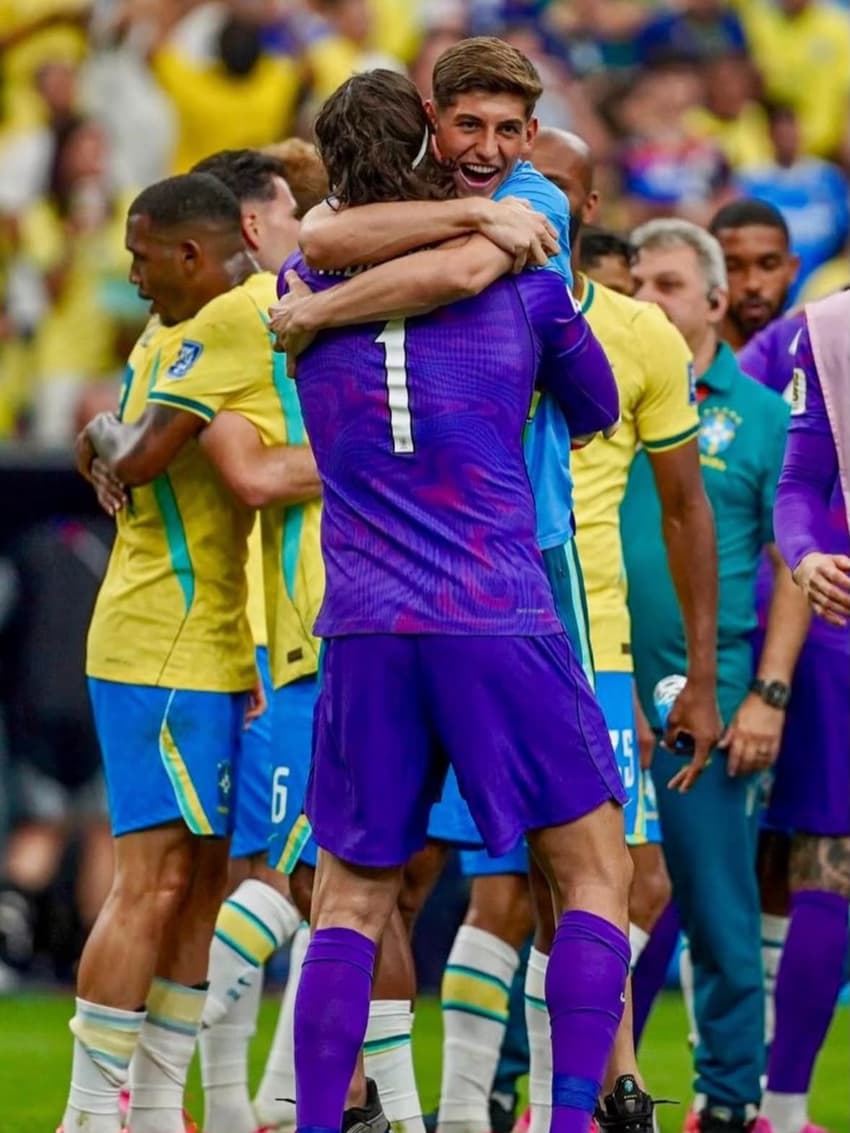 Léo Nannetti abraça Alisson, goleiro da Seleção, após a classificação para as oitavas de final da Copa do Mundo