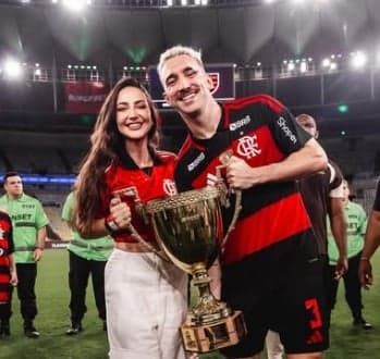 Léo Ortiz e a esposa, Maitê, e a taça do Campeonato Carioca de 2026