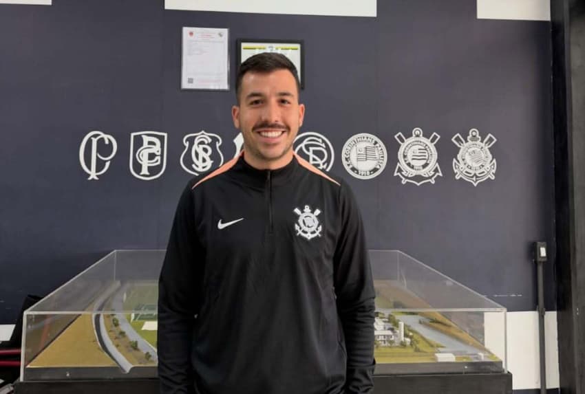 Leonardo Ramelo já com o agasalho do Corinthians