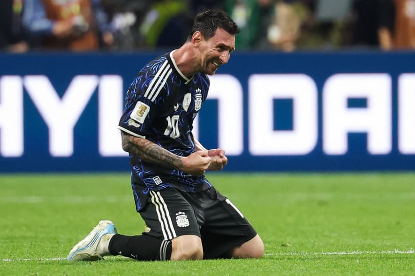 Lionel Messi comemora de joelhos a vitória da Argentina sobre a Inglaterra na Copa do Mundo