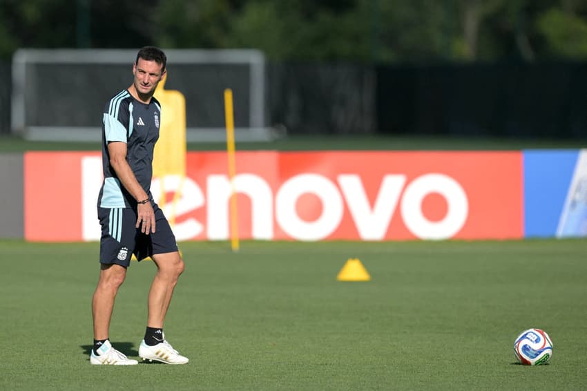 Lionel Scaloni observa treino da Argentina antes do jogo contra a Suíça, pela Copa do Mundo