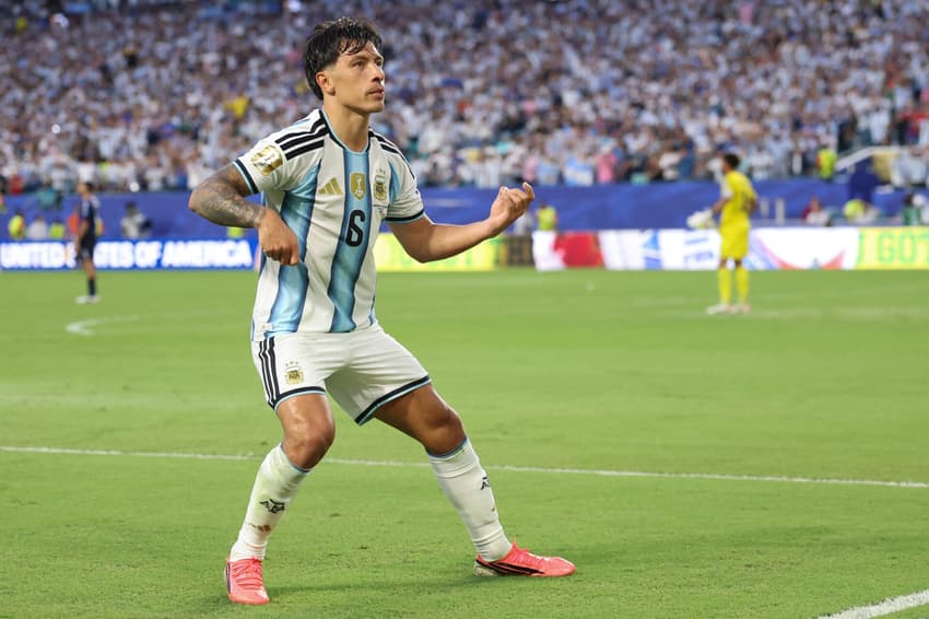 Lisandro Martínez comemora gol marcado pela Argentina sobre Cabo Verde na Copa do Mundo