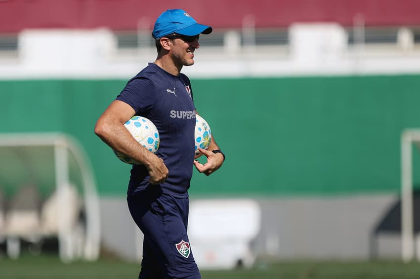 Luis Zubeldia comandando treino do Fluminense no CT Carlos Castilho