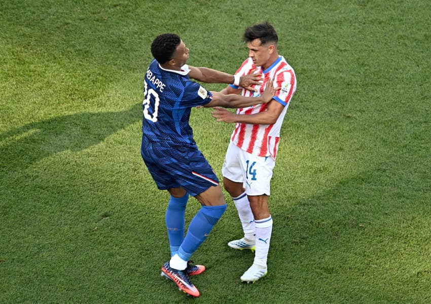 Kylian Mbappé empurrando Andrés Cubas durante Paraguai x França na Copa do Mundo