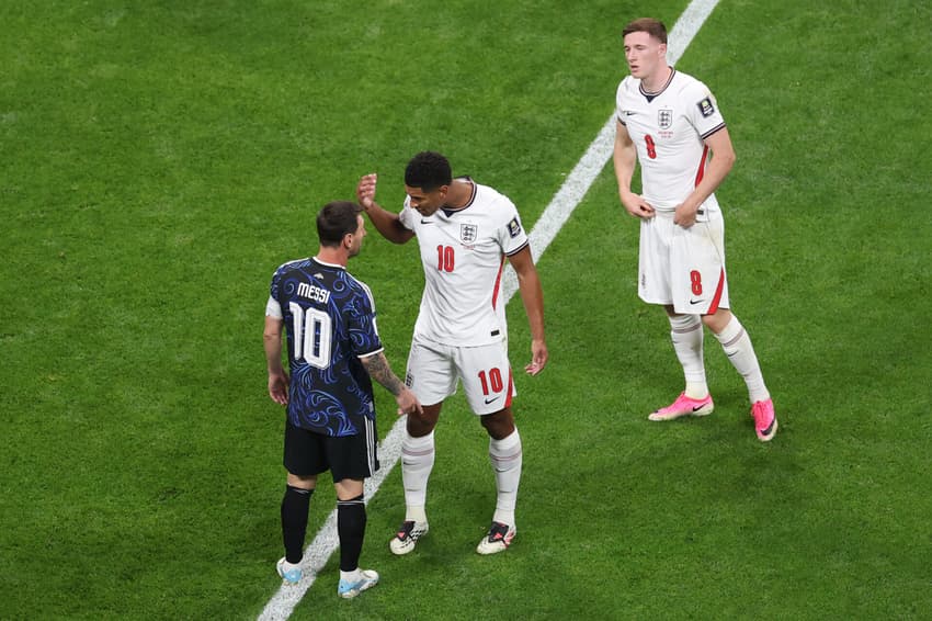 Messi e Bellingham se encarando em campo