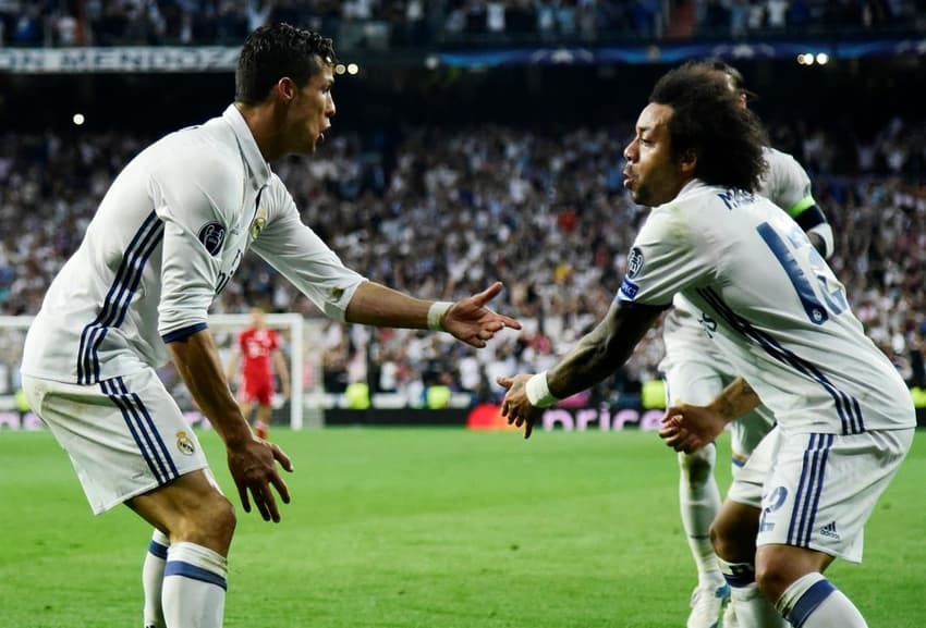 Marcelo e Cristiano Ronaldo fazendo a comemoração da dupla