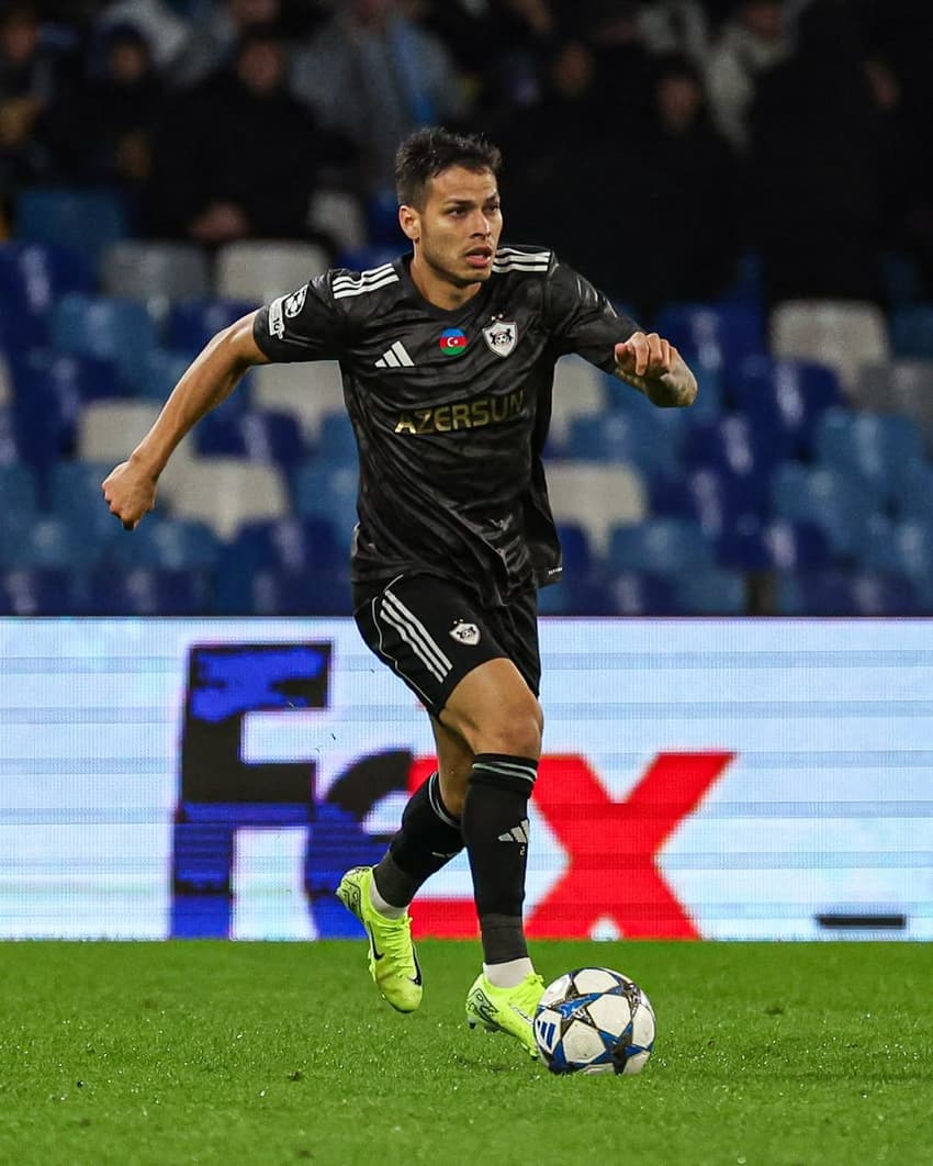 Matheus Silva em ação pelo Qarabag