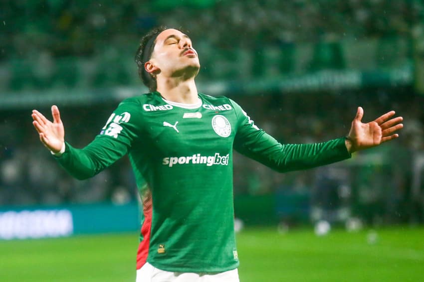 Maurício em comemoração de gol durante confronto entre Coritiba e Palmeiras pelo Brasileirão