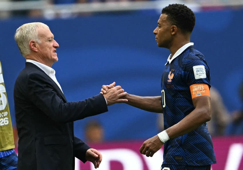Mbappé cumprimenta Deschamps em França x Inglaterra