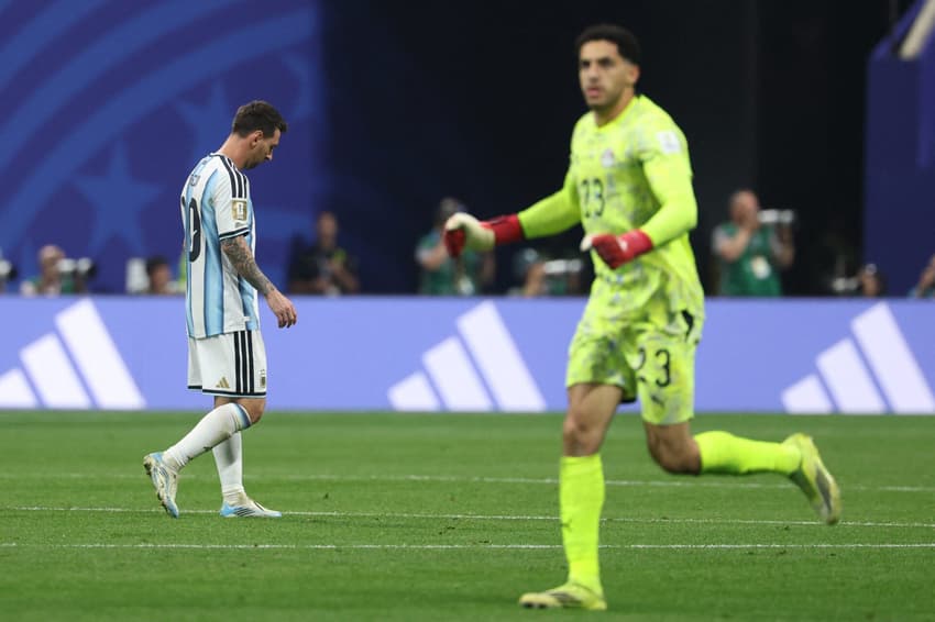 Mostafa Shobeir comemora defesa do pênalti enquanto Messi se lamenta