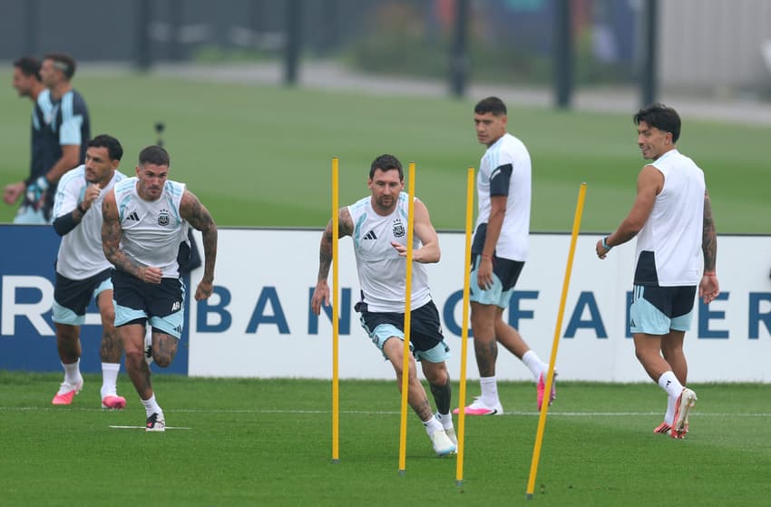 Messi corre durante treino da Argentina antes da final da Copa do Mundo contra a Espanha