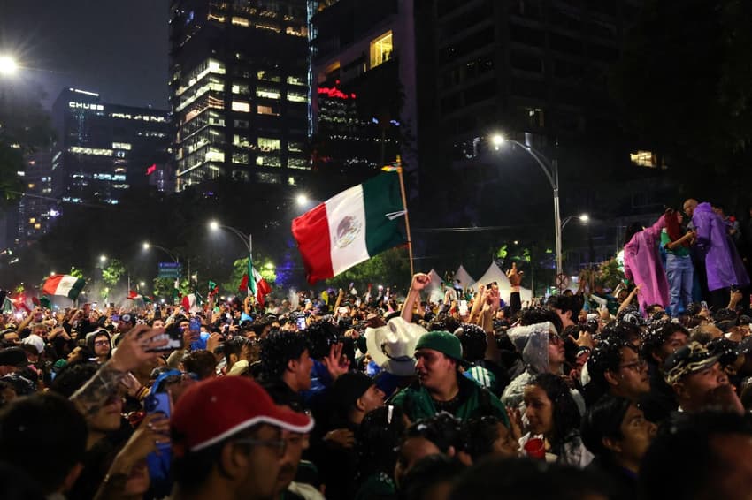 Mexicanos invadem monumento na Cidade do México para comemorar classificação às oitavas de final da Copa do Mundo