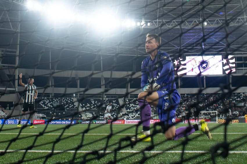 Neto, goleiro do Botafogo, se lamenta após sofrer gol do Remo no Nilton Santos em jogo do Brasileirão