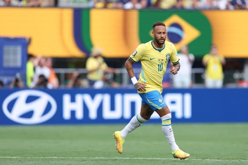 Neymar corre durante duelo entre Brasil e Noruega na Copa do Mundo