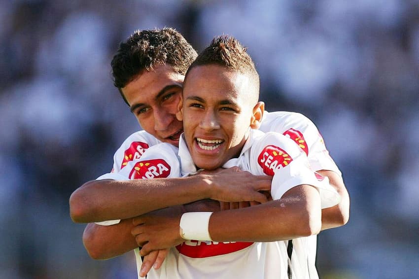 Ganso abraça Neymar por trás em comemoração de gol