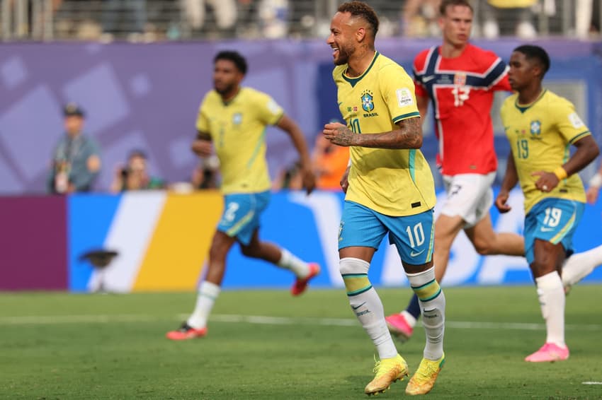 Neymar sorrindo perdendo o jogo