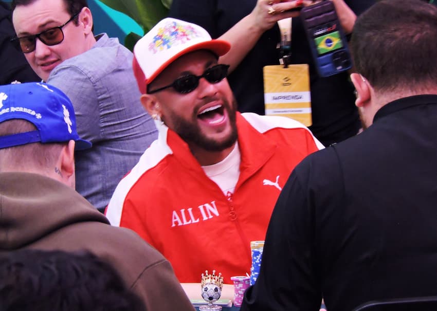 Neymar sorrindo em torneio de Poker