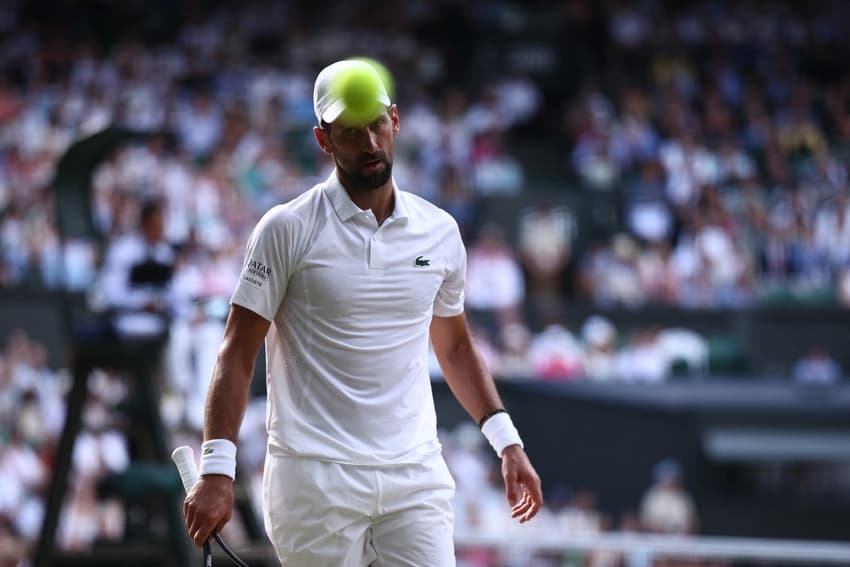 Novak Djokovic olha para a bola na derrota para o italiano Jannik Sinner