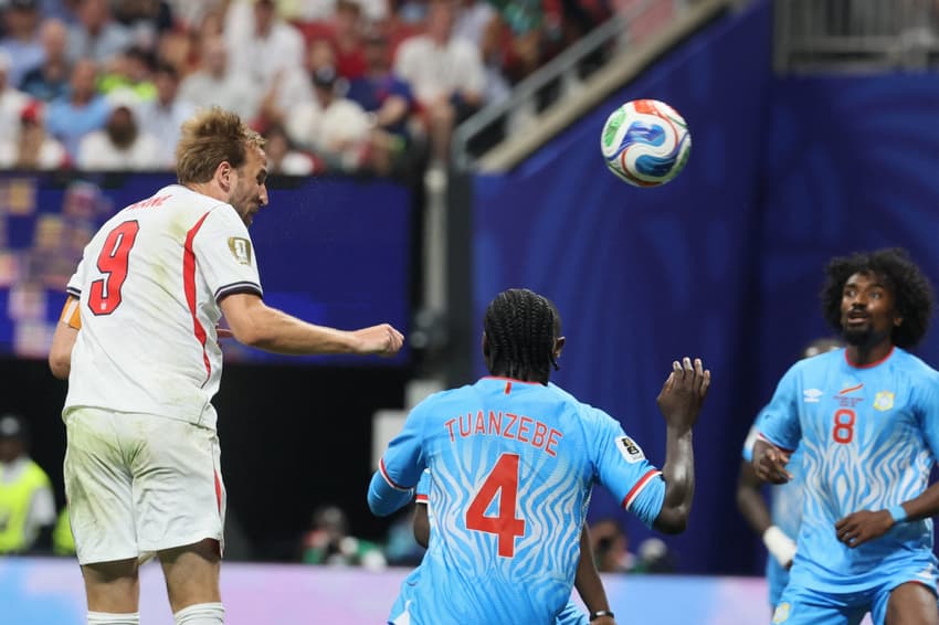 O atacante #09 da Inglaterra Harry Kane cabeceia a bola e marca o primeiro gol de sua equipe durante a fase 16 avos de final da Copa do Mundo de 2026 entre Inglaterra e República Democrática do Congo.