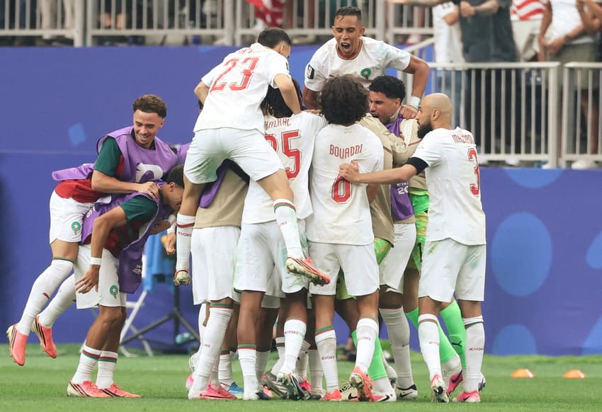 O meio-campista marroquino #08 Azzedine Ounahi comemora o primeiro gol de sua equipe com os companheiros durante a partida da fase 16 avos de final da Copa do Mundo de 2026 entre Canadá e Marrocos