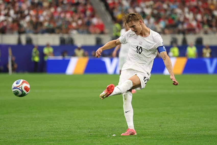 O meia Odegaard chuta a bola na vitória da Noruega sobre a Costa do Marfim pela Copa do Mundo