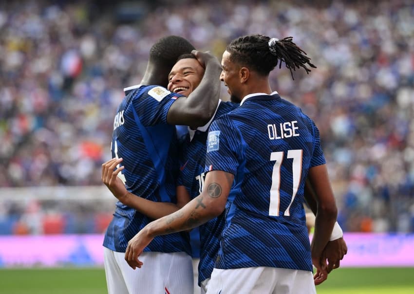 Olise e Mbappé comemorando gol marcado na partida da França contra a Suécia pela Copa do Mundo
