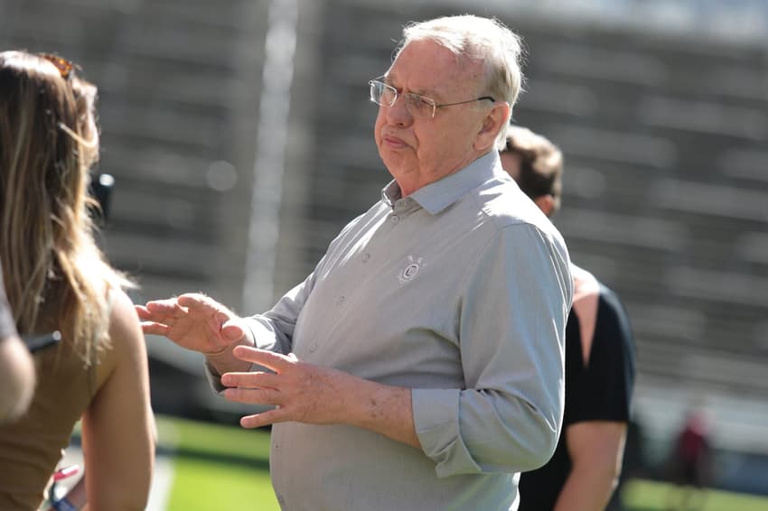 O presidente do Corinthians, Osmar Stabile, acena durante treino da equipe na Neo Química Arena