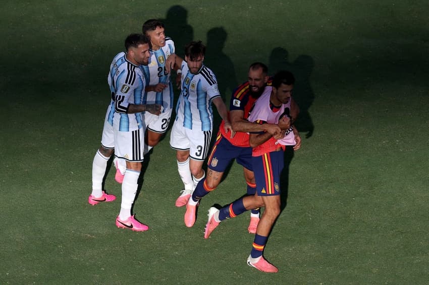 Atletas discutiram em Campo durante Argentina x Espanha (Foto: AL BELLO / GETTY IMAGES NORTH AMERICA / Getty Images via AFP)