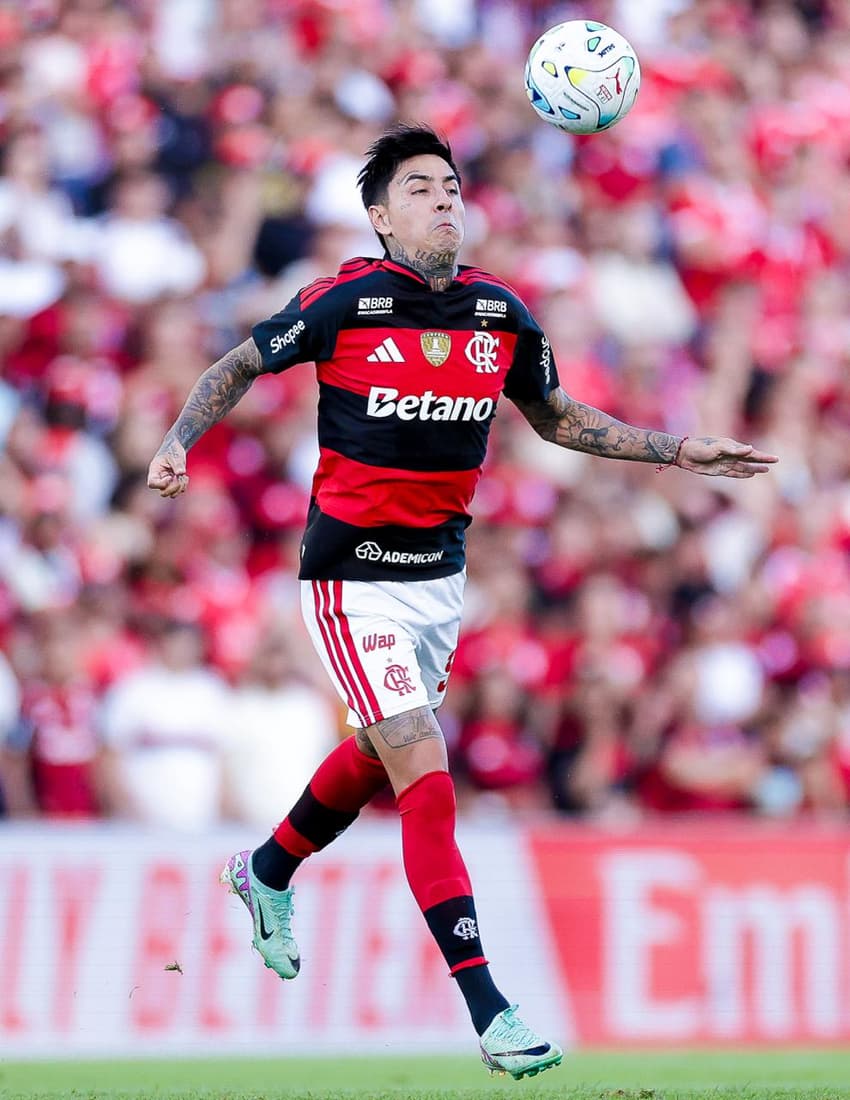 Pulgar vestindo a camisa rubro-negra do Flamengo