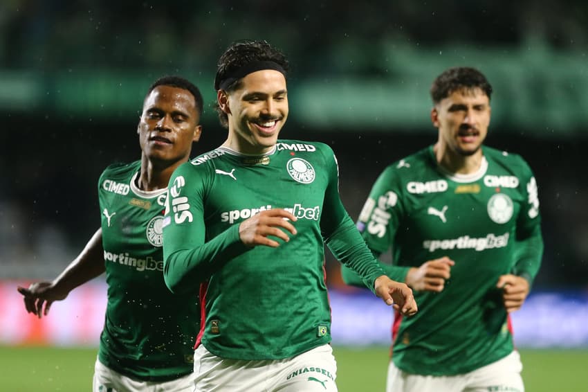 Maurício e elenco do Palmeiras comemorando