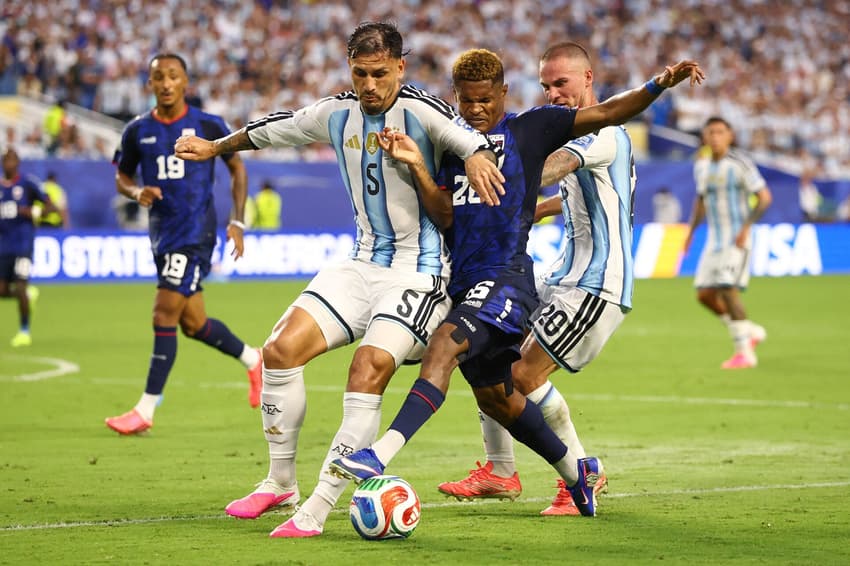 Paredes e Varela disputam a bola no jogo entre Argentina e Cabo Verde, pela Copa do Mundo