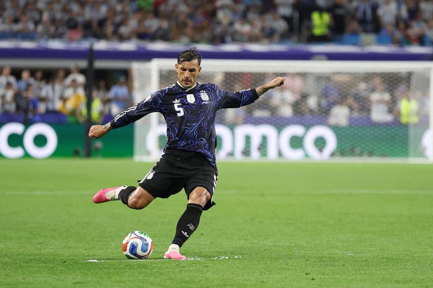 Paredes em ação pela Argentina contra a Jordânia na Copa do Mundo