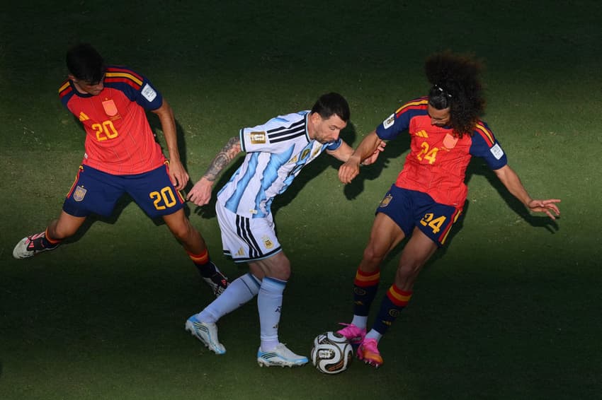 Pedri e Cucurella cercam Messi durante a final da Copa do Mundo