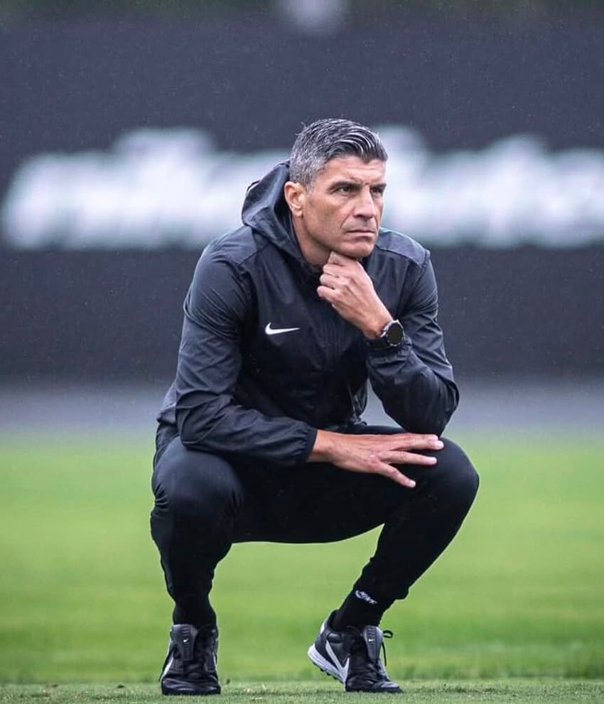 Pedro Emanuel observa treino do Vasco no CT Moacyr Barbosa