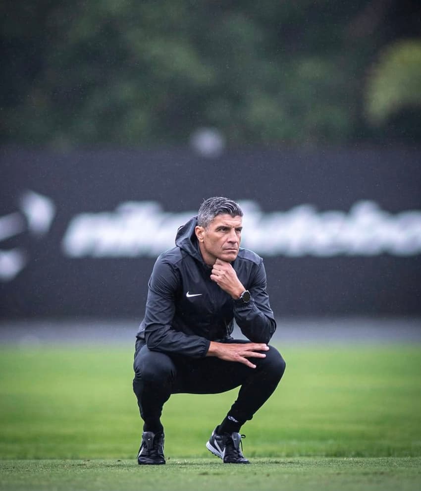 Pedro Emanuel observa treino do Vasco no CT Moacyr Barbosa