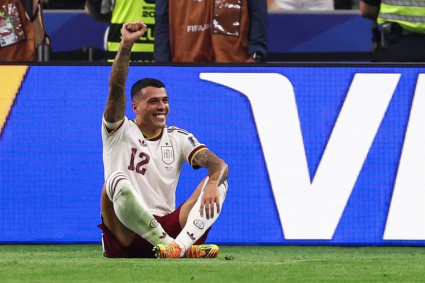 Pedro Porro, lateral da Espanha, celebra gol contra a França na semifinal da Copa do Mundo