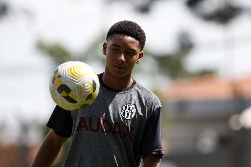 Vitinho Jr olhando para bola