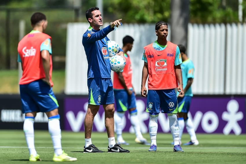Primeiras atividades de Paulo Victor com a Seleção Sub-20 serviram para observações e introduções de conceitos